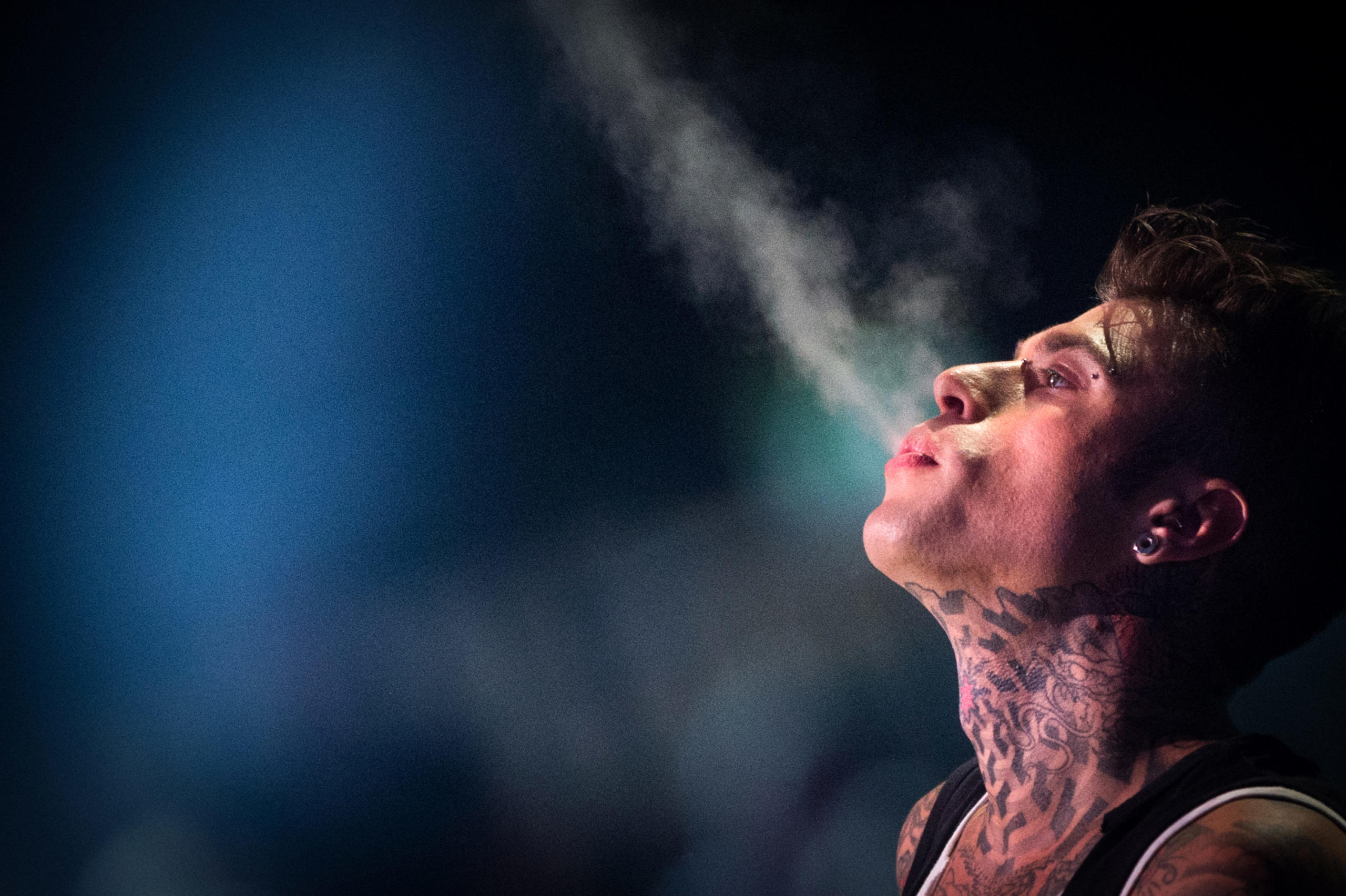 Fedez ancora al centro delle polemiche: una sua vecchia canzone è accusata di omofobia, ma il testo dice "Tutto il contrario"