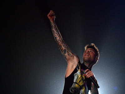 Fedez, il super-eroe della canzone colpisce ancora. Sul palco del Primo Maggio l’appello a Draghi e l’affondo a Lega, Vaticano e Rai. Ecco i video del monologo Lgbt e della telefonata privata