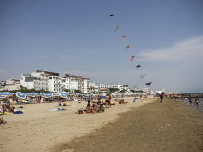Coppia di ragazzi fa sesso in spiaggia davanti a tutti. Applausi scroscianti per la prestazione
