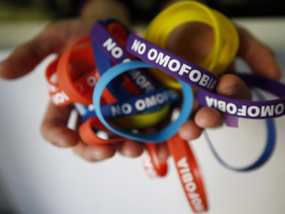 Arcigay denuncia: “Una violenza omotransfobica ogni tre giorni negli ultimi 12 mesi”