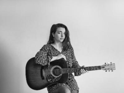 Dalila Spagnolo, la cantautrice di fragilità sbocciata nel sud. Il disco che inscatola il suo universo è “Fragile”