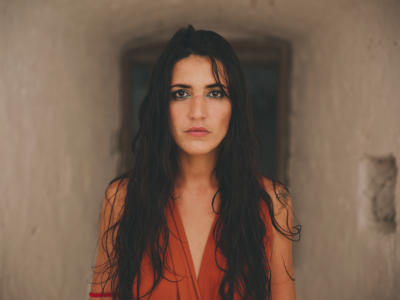 Rachele Andrioli, la sirena del Sud Salento che rapisce con il suo canto mediterraneo. Fuori “Te spettu”, il primo singolo di un album ispirato al mare di Leuca