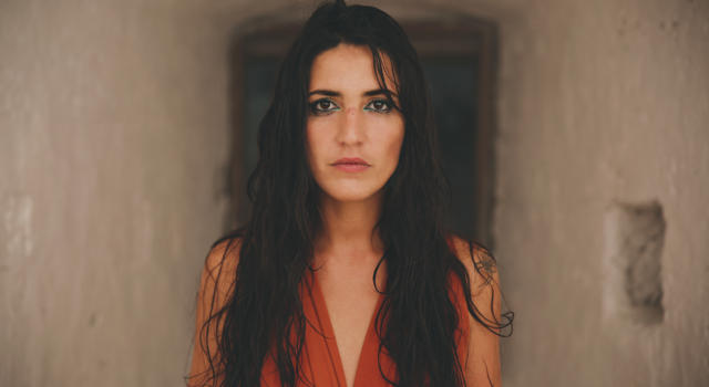 Rachele Andrioli, la sirena del Sud Salento che rapisce con il suo canto mediterraneo. Fuori &#8220;Te spettu&#8221;, il primo singolo di un album ispirato al mare di Leuca