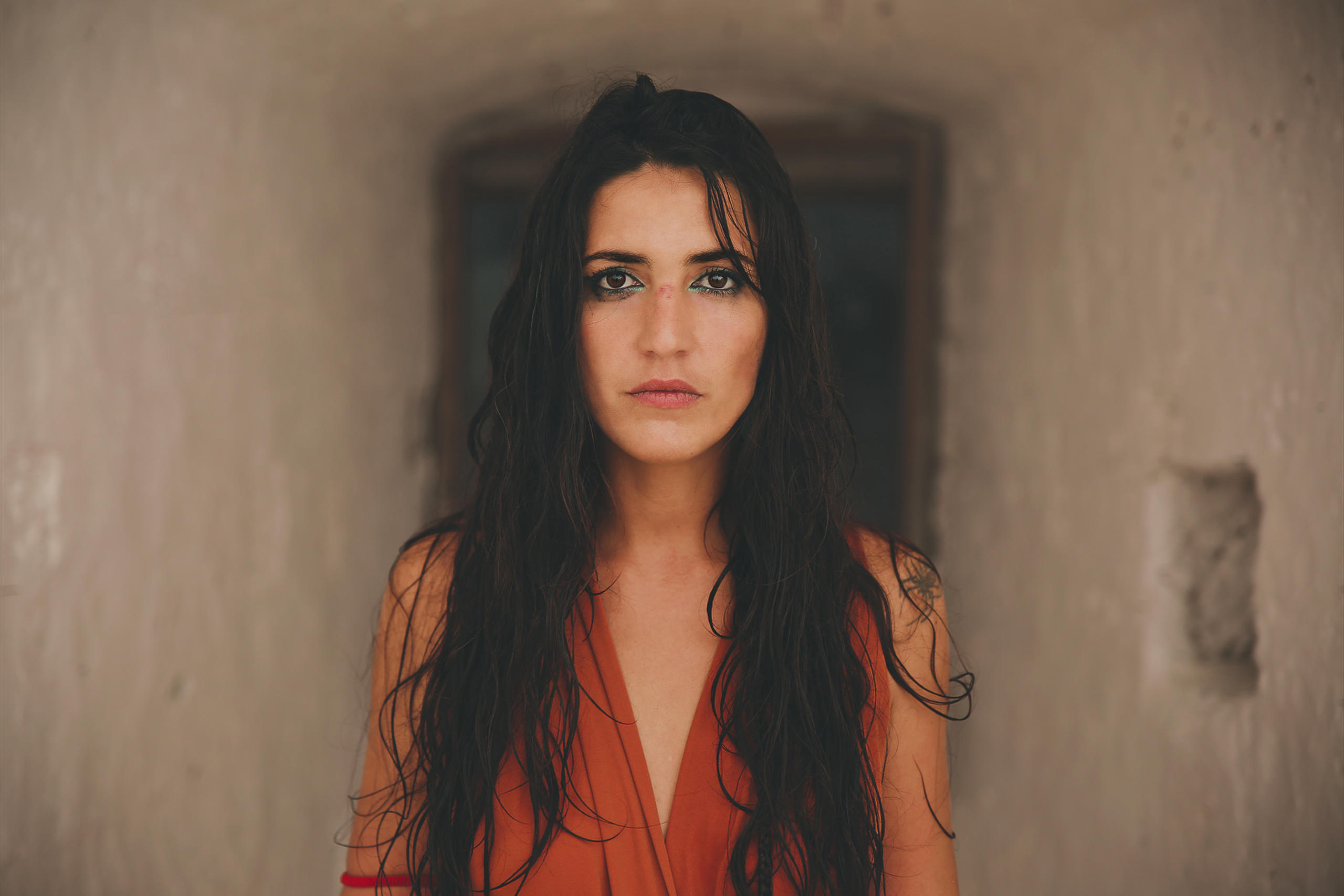 Rachele Andrioli, la sirena del Sud Salento che rapisce con il suo canto mediterraneo. Fuori "Te spettu", il primo singolo di un album in divenire