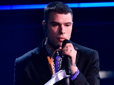 Fedez ricorda il giornalista Vik Arrigoni e sula guerra Israele-Gaza: “Qual è la posizione del Governo di fronte all’uccisione di bambini?”