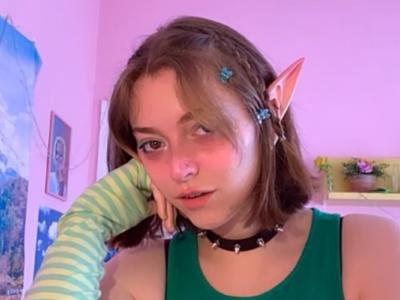 Asia Ghergo, atmosfera fatata per salutare un amore finito: “Nuvole” è il nuovo singolo della giovane cantautrice indie