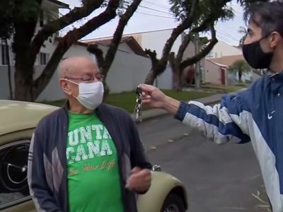 Prof in pensione mette in vendita l’auto per difficoltà economiche, gli ex alunni la comprano e gliela riconsegnano a sorpresa: una splendida storia che sta facendo il giro del mondo