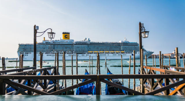 Crociere, stop a Venezia: le navi via da Piazza San Marco