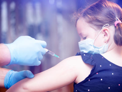 “Vaccino nelle scuole? Ci stiamo pensando”: Figliuolo annuncia l’avvio a breve di una campagna di massa