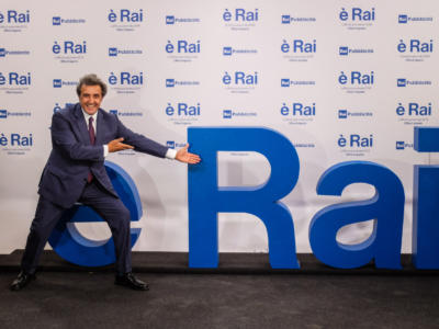 Alle 14 su Rai1 ritorna “Il Pranzo è Servito” con Flavio Insinna. Ecco il meccanismo e le prove del quiz creato da Corrado