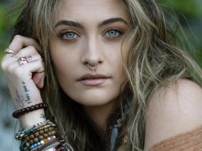 Paris Jackson ospite del salotto tv di Willow Smith: “Sono bisessuale e soffro di paranoie a causa dei paparazzi”. La figlia del Re del Pop si è raccontata al “Red Table Talk”