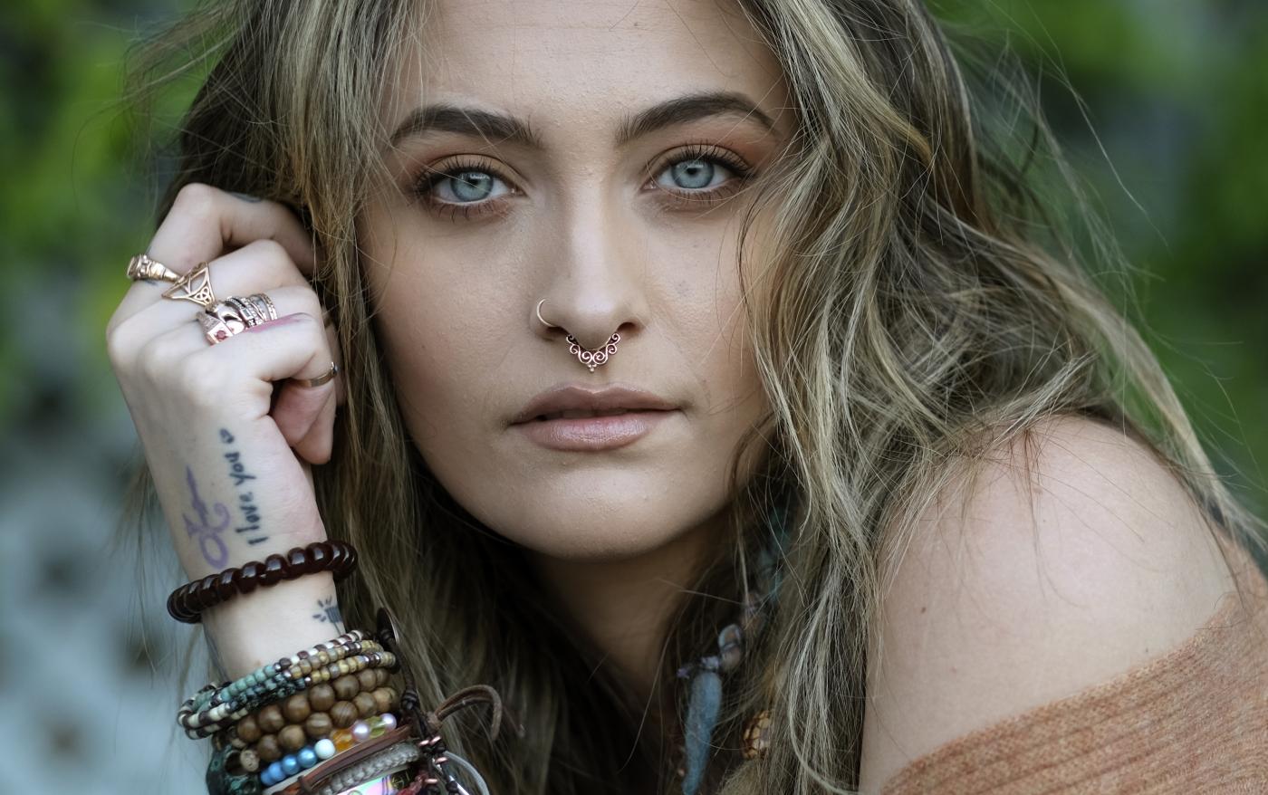 Paris Jackson ospite del salotto tv di Willow Smith: “Sono bisessuale e soffro di paranoie a causa dei paparazzi”. La figlia del Re del Pop si è raccontata al “Red Table Talk”