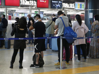 Vaccino anti Covid, come spostare la seconda dose se siamo in vacanza? I numeri utili e le informazioni da sapere