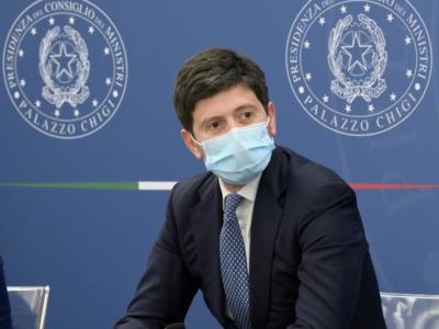 Via le mascherine all’aperto dal 28 giugno, è ufficiale: Speranza ha firmato l’ordinanza