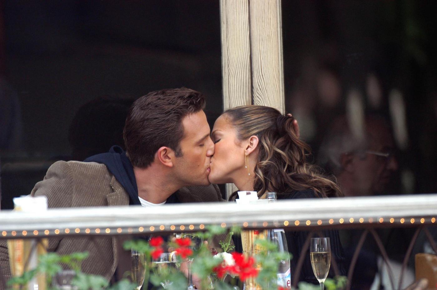 Un video immortala il bacio tra Ben Affleck e Jennifer Lopez: è di nuovo amore tra la coppia che si era lasciata nel 2004 a pochi giorni dal matrimonio. I fan sono in visibilio