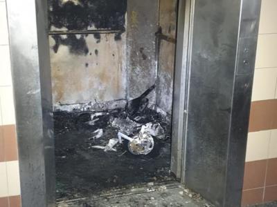 Monopattino elettrico esplode in ascensore: 20enne muore bruciato vivo davanti agli occhi dei condomini