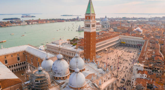 Acqua alta a Venezia, per la prima volta si alzano le barriere di vetro che proteggono la Basilica