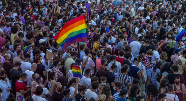 Spagna, attivista LGBT 24enne ucciso da un gruppo di omofobi: proteste in tutto il paese