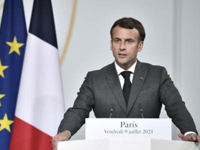 Coronavirus, in Francia Macron annuncia l’obbligo del vaccino per medici e sanitari e del “green pass” per entrare in bar e ristoranti e viaggiare