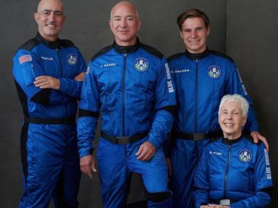 Blue Origin, Jeff Bezos completa la missione: la capsula è atterrata con successo