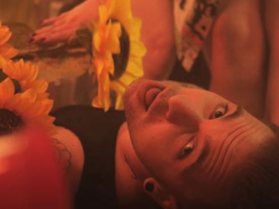 Alessio Bernabei: online il video ufficiale di ‘Ansia” in cui celebra l’amore libero senza distinzioni di sesso, colore e razza