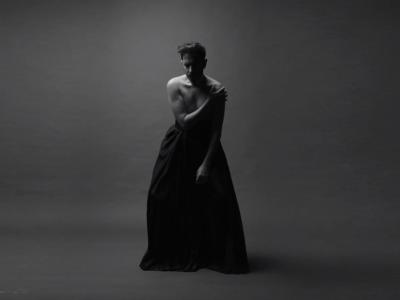 Osvaldo Supino, icona Lgbt libera di sedurre. Con “Lights down low” veste l’estate 2021 di provocatoria eleganza