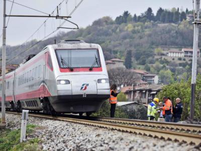 Tragedia a Roma, ragazzina 14enne attraversa i binari e viene uccisa dal treno davanti agli amici
