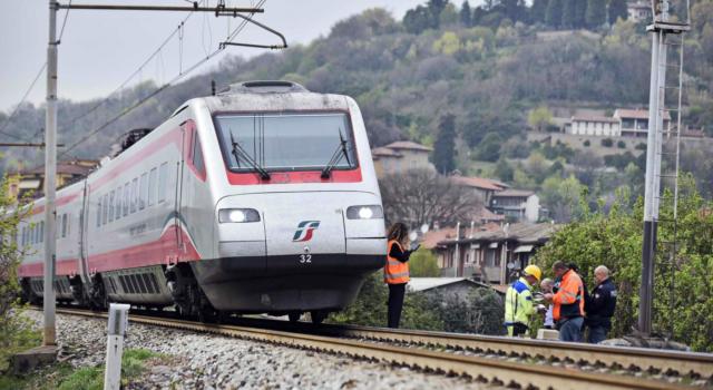 Tragedia a Roma, ragazzina 14enne attraversa i binari e viene uccisa dal treno davanti agli amici