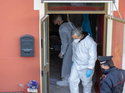Verona, ragazza di 27 anni trovata morta in casa in un lago di sangue
