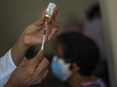 Vaccino anti Covid ai bambini di 2 anni: il paese fa da apripista per ripartire con la scuola in sicurezza