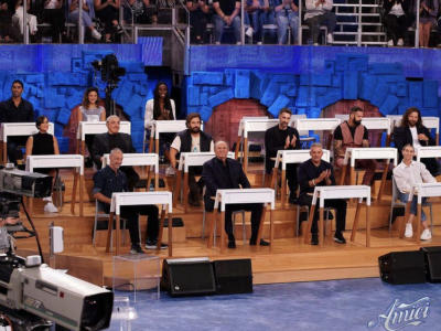 Amici 2021, ecco chi sono i primi allievi del talent show di Maria De Filippi. Tra loro spicca un nome: Luca D’Alessio. Toccante l’omaggio a Michele Merlo. Ospiti molti campioni dello sport tra cui Paola Egonu VIDEO