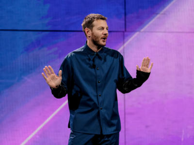 Alessandro Cattelan fuori dalla bolla. Il Re non è nudo
