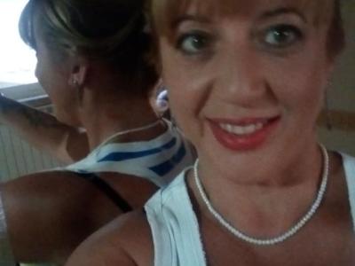 Moglie uccisa a coltellate nel giorno dell’udienza di separazione, poi il marito si accoltella ma viene salvato