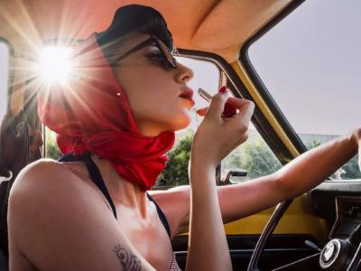 Maky Ferrari presenta il nuovo singolo e sorprende ancora: nella vintage “Venere” è una Pin Up anni ’60