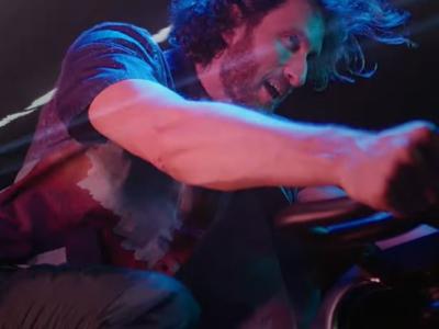 Nicolas Bonazzi lancia il video della nuova “La mia cyclette”: una metafora profonda ispirata alle atmosfere 80s