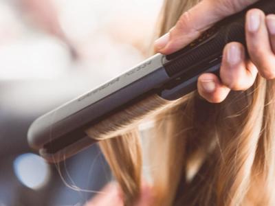 Morire a 14 anni: usa la piastra per i capelli sui capelli bagnati, resta fulminata