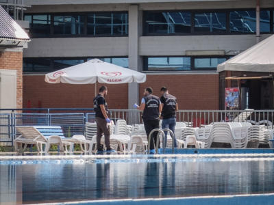 Gli amici le regalano un weekend in centro benessere e Chiara viene rinvenuta cadavere nella piscina