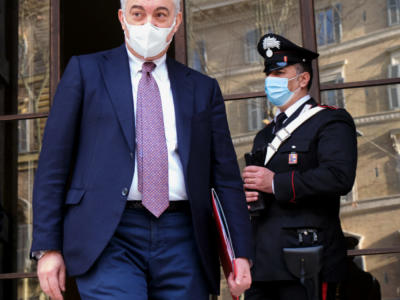 Inchiesta mascherine irregolari, interrogato l’ex commissario per l’emergenza Covid Domenico Arcuri
