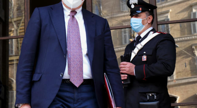 Inchiesta mascherine irregolari, interrogato l&#8217;ex commissario per l&#8217;emergenza Covid Domenico Arcuri