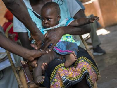 Approvato dall’OMS il primo vaccino contro la malaria: distribuite già 800mila dosi ai bambini africani