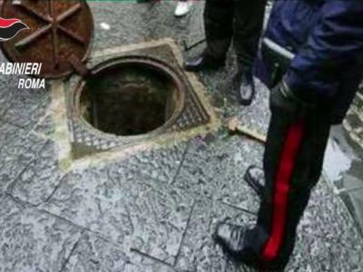 Giallo a Padova, trovato morto con mezzo busto infilato in un tombino e le gambe fuori sulla strada