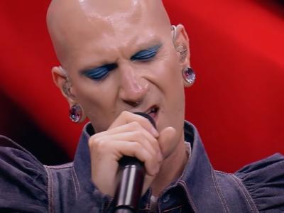 Erio, il pierrot lunare che ha stregato X Factor, è pronto per la definitiva consacrazione