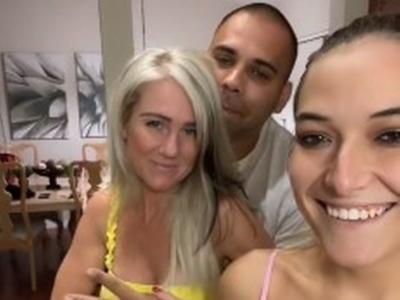 Il triangolo…sì. Madre e figlia condividono lo stesso marito, il video è virale: “Quando non ho voglia, ci pensa mia mamma”