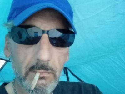 Lodi, si suicida in diretta facebook: “un’altra notte al freddo non la passo”. Tragedia via web, Vittorio muore appeso a un albero
