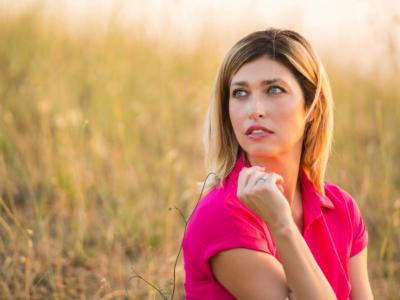 Sofia, la voce che sa di diva supera la depressione post parto e debutta con “Non arrenderti mai” – L’INTERVISTA