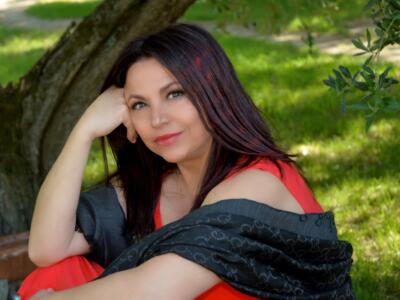 Francesca Alotta rinasce come cantautrice impegnata. “Diversa” è il singolo LGBT con cui dice basta all’omofobia: “L’applauso al Senato ci ha ferito”