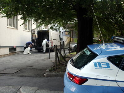Nasconde per un anno il cadavere del figlio in casa, continua ad andare al bar a comprargli la colazione e a tutti dice che sta bene
