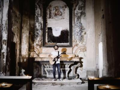 Alex Castelli e la sua “Donna” in un videoclip con una cornice che suggestiona