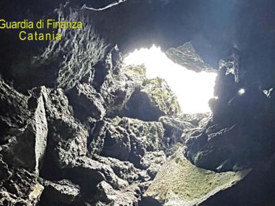 Il mistero del vulcano, l’uomo in cravatta trovato morto in una grotta dell’Etna: cane scopre il cadavere, tracciato l’identikit