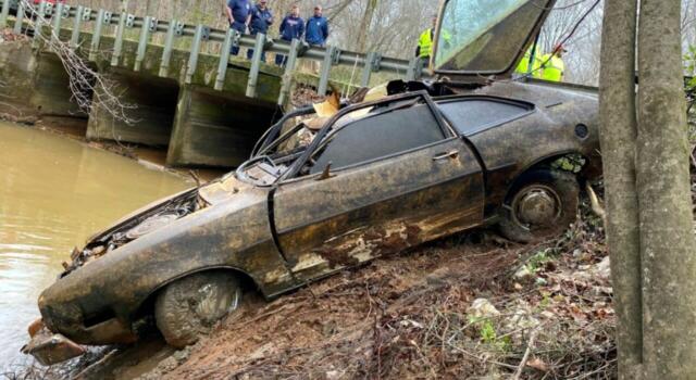 Auto di un ragazzo scomparso 45 anni fa riemerge dal fiume: dentro l’abitacolo, ossa umane